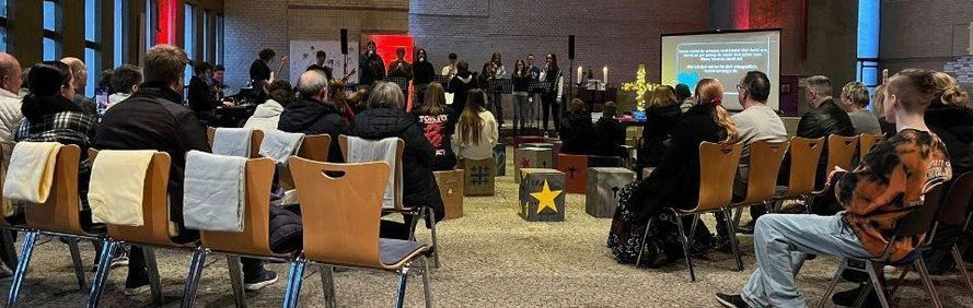 Jugendgottesdienst in der Versöhnungskirche Remscheid mit Jugendchor.